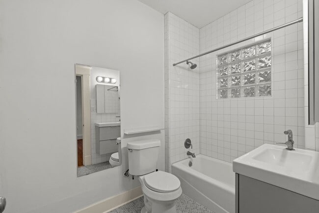 Building Photo - Montrose Gem: 2-Bed Bungalow