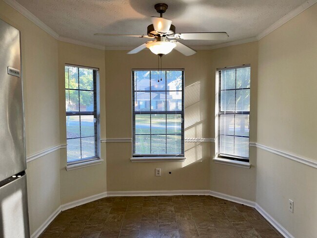 Building Photo - Spacious 3 Bed/2 Bath Ranch with Over 1800...