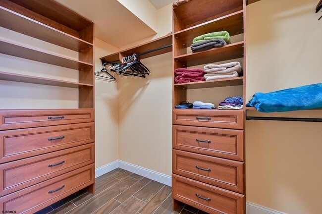 Building Photo - 400 17th St S