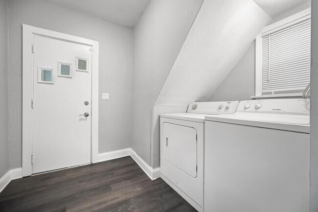 Building Photo - 1365 E 43rd St