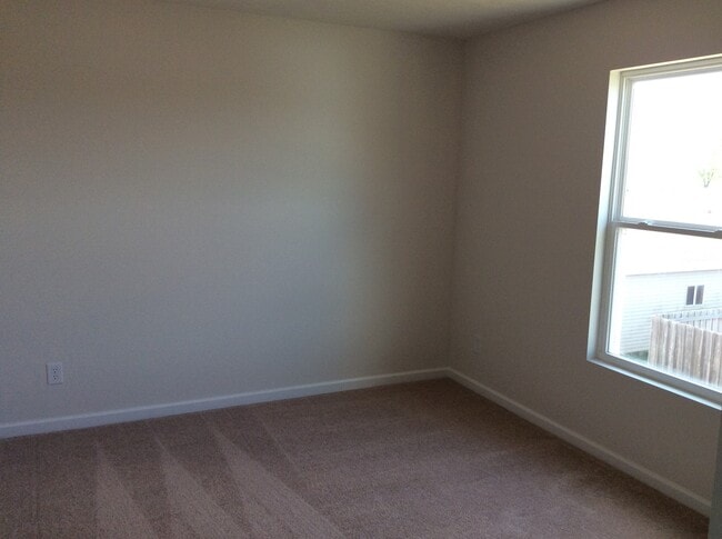 Building Photo - Columbus IN - 3 br with loft