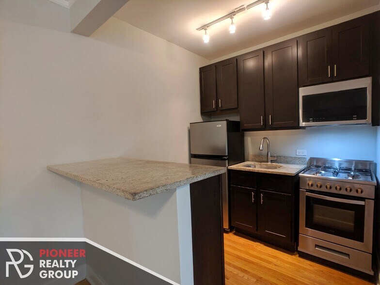 Building Photo - 4616 N Paulina St