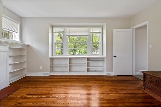 Building Photo - 1122 Lower Ferry Rd