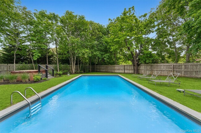 Building Photo - 689 Main St