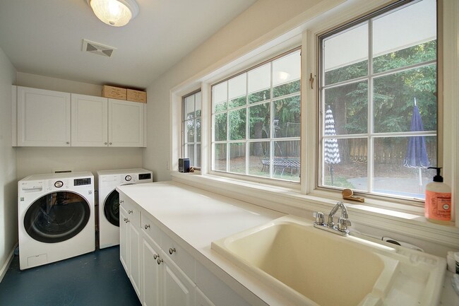 Building Photo - 5bd/2.75ba Mercer Island Home