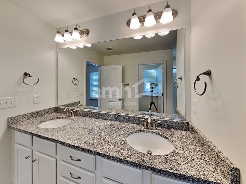 Building Photo - 607 Lk Vis Ct