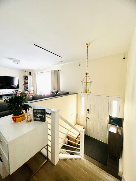 Building Photo - 66 Smith St