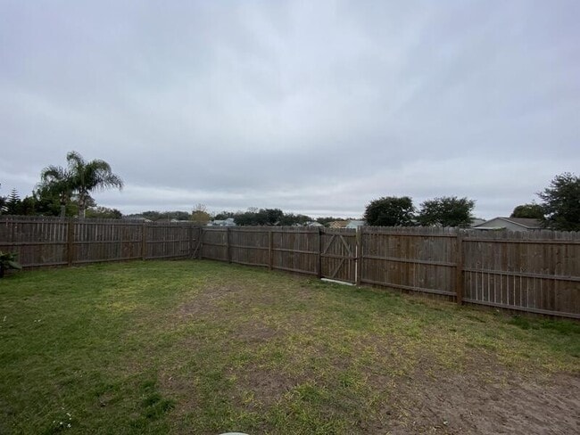 Building Photo - 9675 Hollyhill Dr