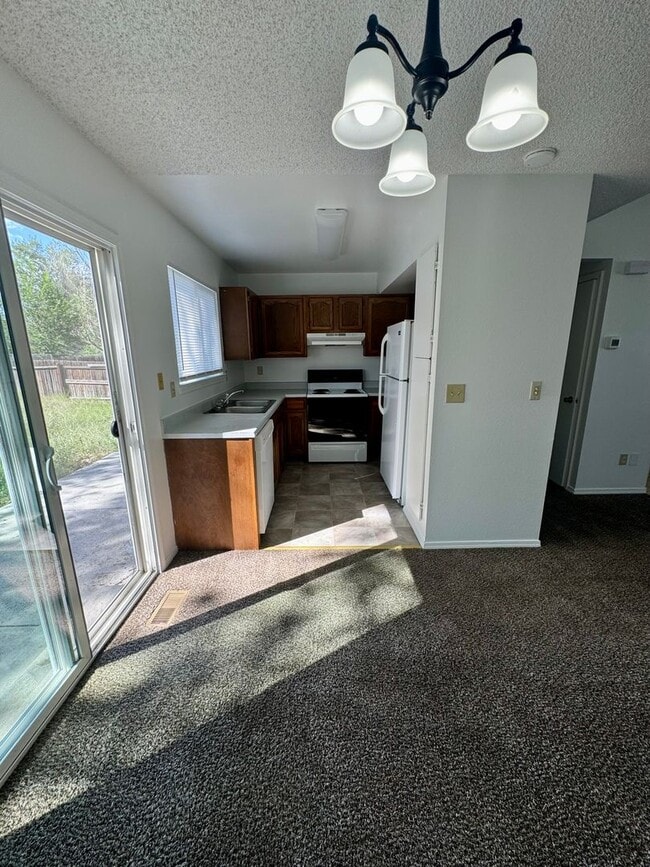 Building Photo - Lovely 3 bedroom/2 bath home in Fountain V...