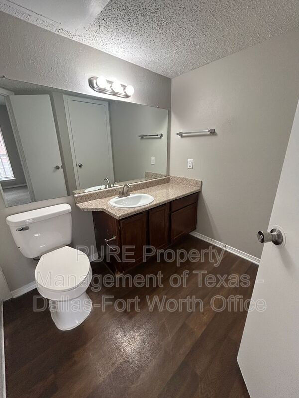 Building Photo - 18333 Roehampton Dr