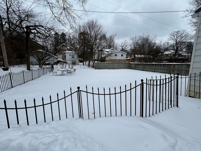 Building Photo - 4 Bed, 2 Bath House