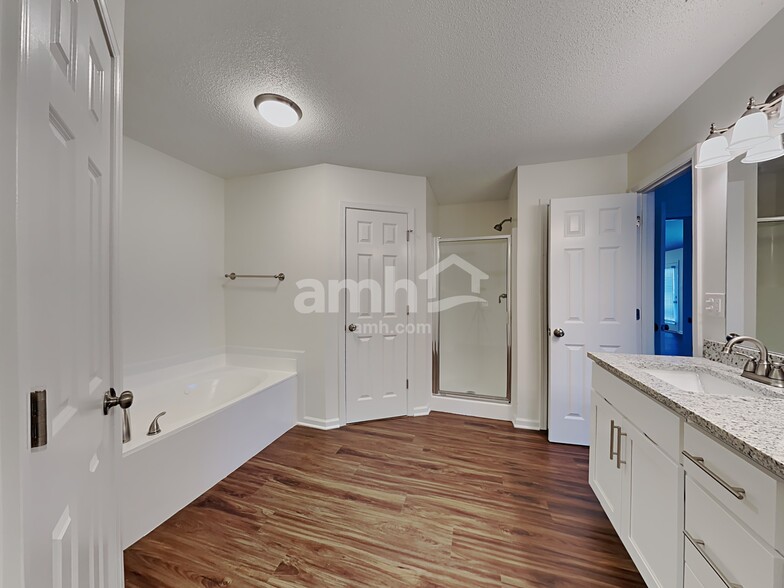 Building Photo - 2605 Hunters Pointe Dr