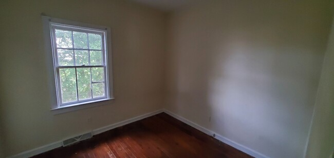 Building Photo - 3 Bedroom 1 Bathroom House