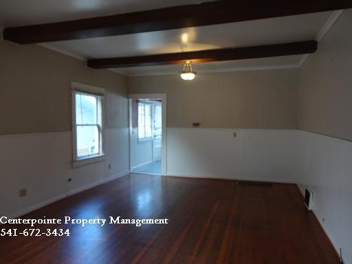 Building Photo - Roseburg 2 bedroom on SE Douglas