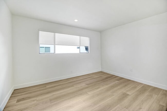 Interior Photo - 8430 De Longpre