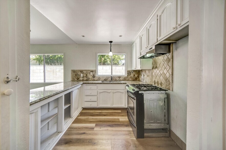 Building Photo - 7134 1/2 Yarmouth Ave