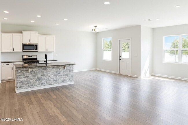 Building Photo - 15 Chauga St