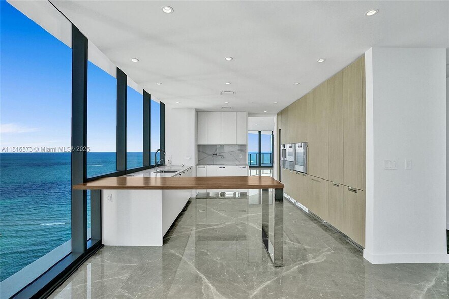 Building Photo - 15701 Collins Ave