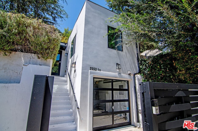 Building Photo - 2553 Glen Green St