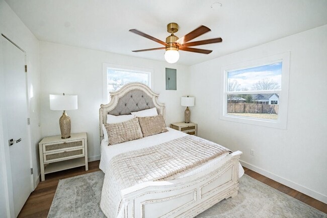 Building Photo - Modern Chic 3 Bedroom W/ Flex Space!