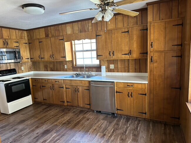 Building Photo - 5120 Candies Creek Ridge Rd