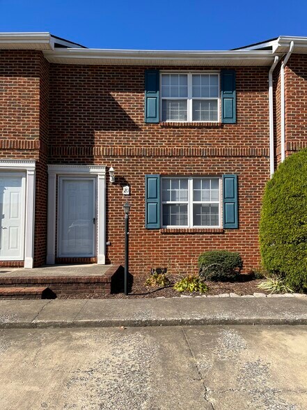Primary Photo - 20 Lexington Ct