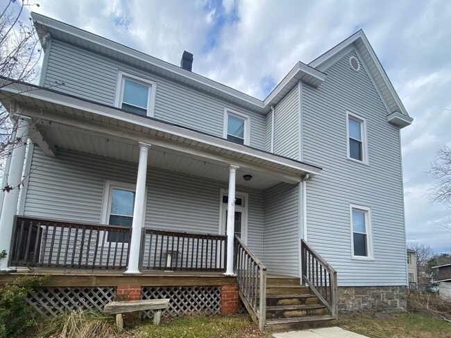 Building Photo - Spacious Single Family home