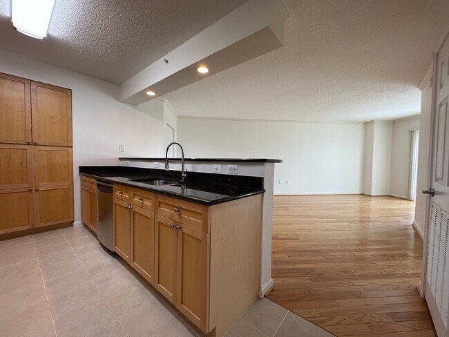Building Photo - Sun-filled 1 Bed 1 Bath Condo With Private...
