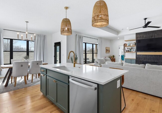 Building Photo - 1 Country Club Ct