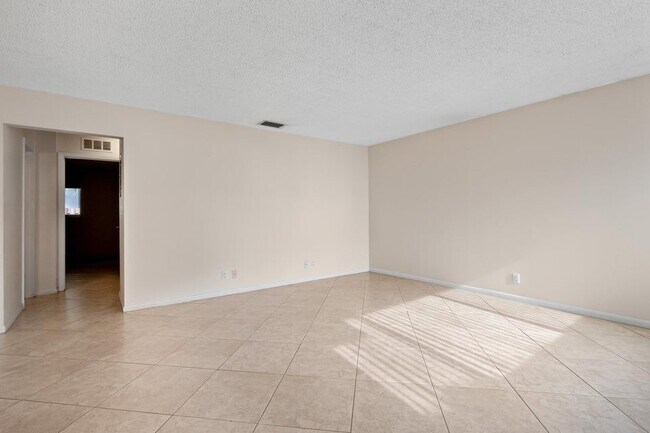 Building Photo - 1106 NE 16th Ct