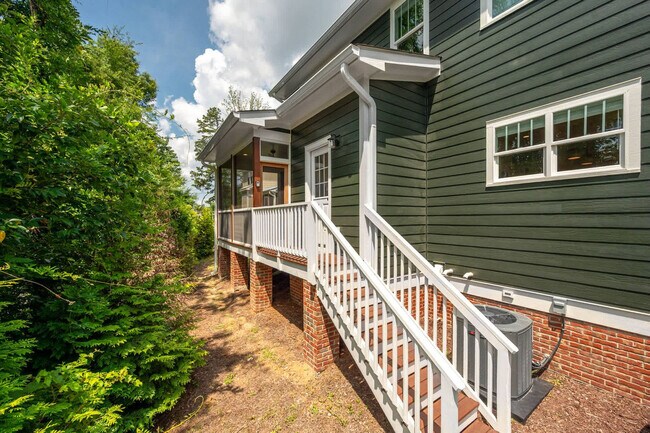 Building Photo - 2019 James St