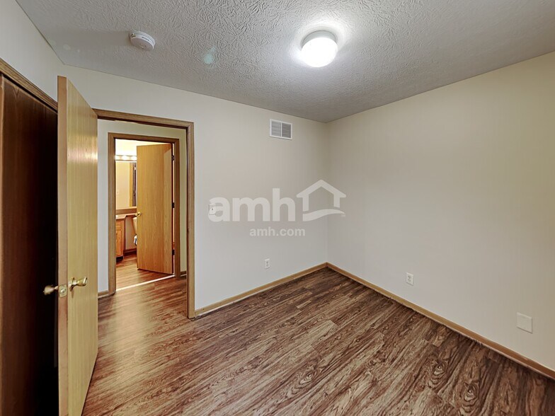 Building Photo - 875 Maher Dr