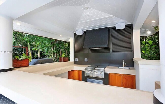 Building Photo - 6611 Leonardo St