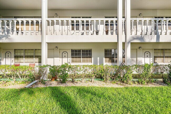 Building Photo - 2455 NE 51st St