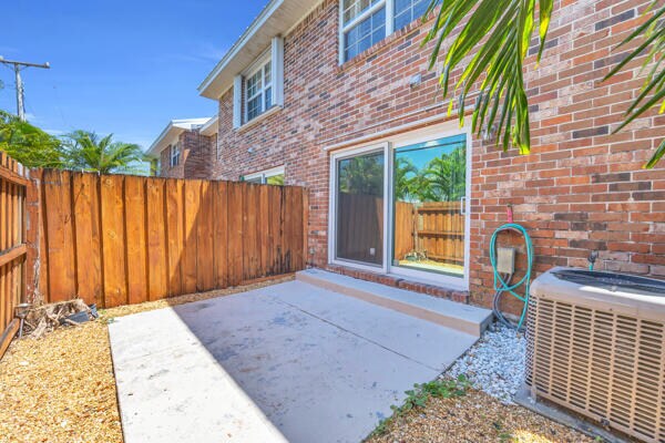 Building Photo - 415 N Cypress Dr
