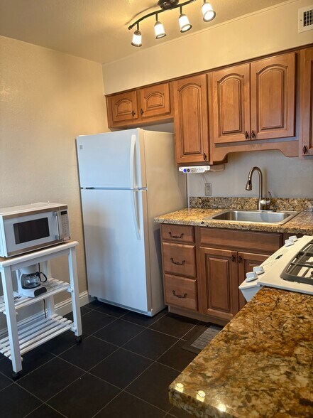 Building Photo - 500 Glenwood Cir