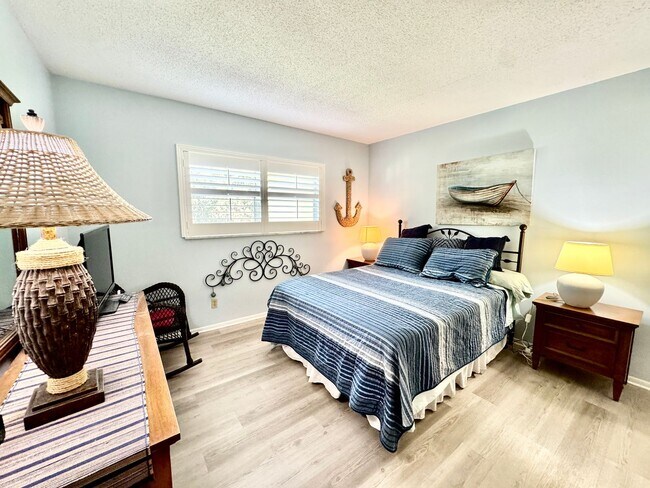 Building Photo - Fully Furnished 2 bedroom/ 2 bath with tranquil views in 55+ Community