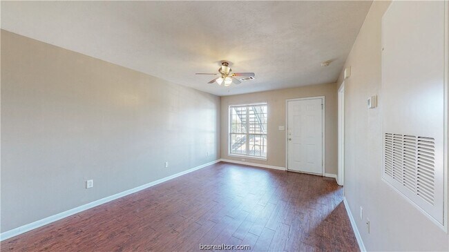 Building Photo - 1509 Hollow Hill Dr