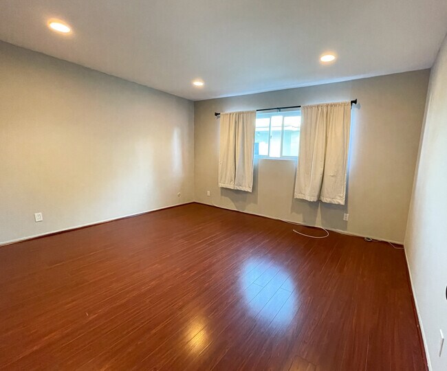 Building Photo - 5330 Zelzah Ave