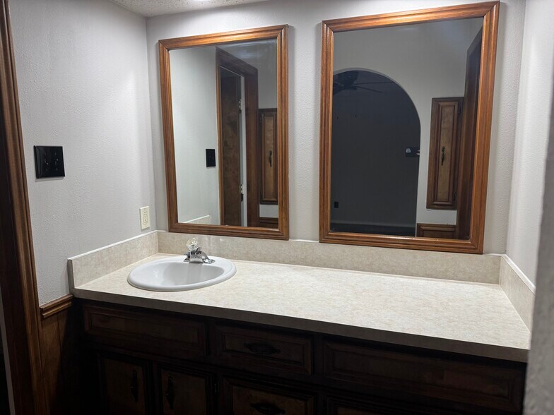 Building Photo - 8608 Geneva Ave