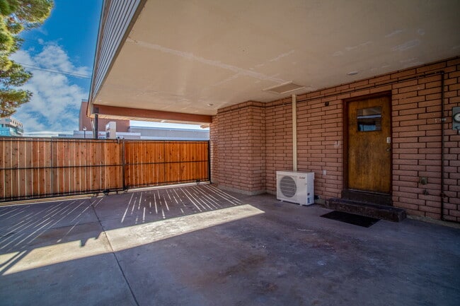 Building Photo - Private room with private bathroom right a...
