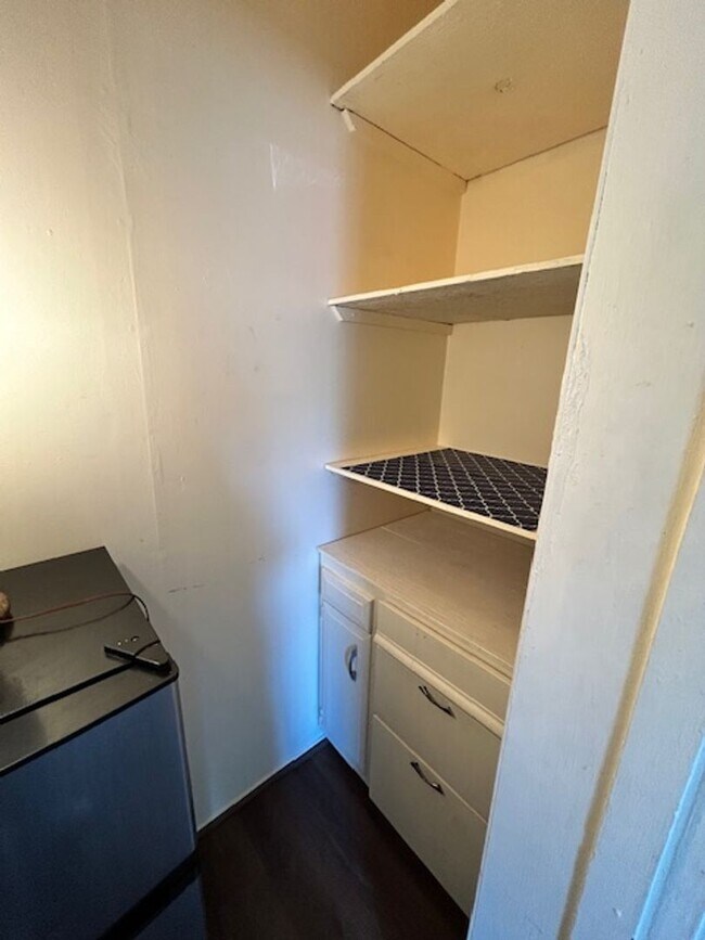 Building Photo - 1408 St James Pl