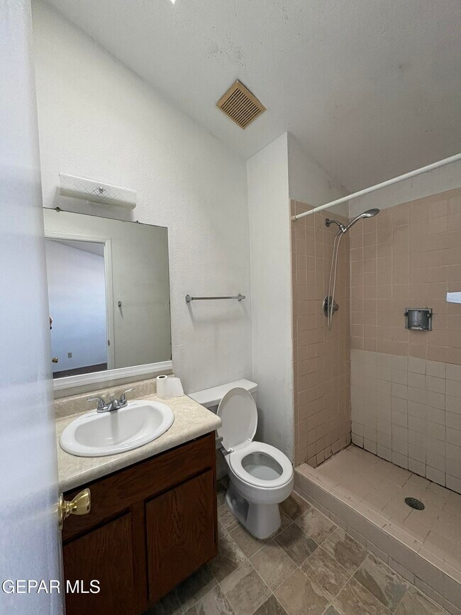 Building Photo - 1922 Lake Omega St