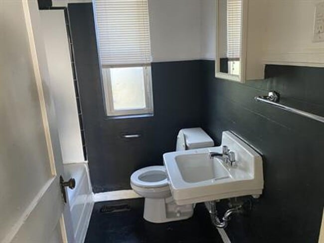 Building Photo - Spacious one bedroom detached apartment