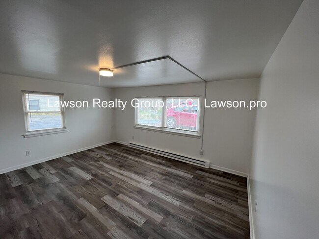 Building Photo - Suburban 743-745