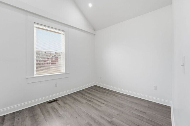 Building Photo - 522 Kelton Ave