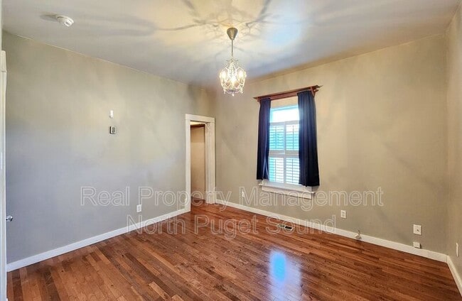 Building Photo - 2115 Oakes Ave
