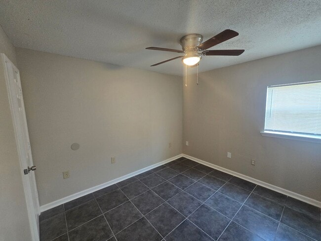Building Photo - Newly Renovated 3 Bedroom 2.5 bathroom Townhouse