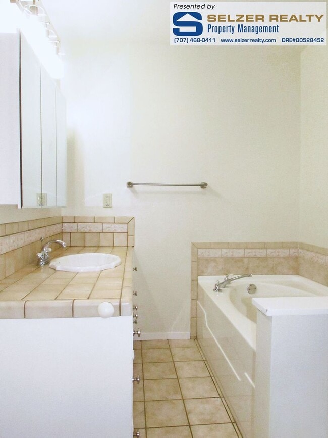 Building Photo - Recently renovated & roomy 3+ bedroom home...