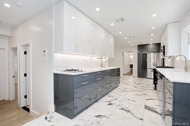 Building Photo - 10 Millbury St